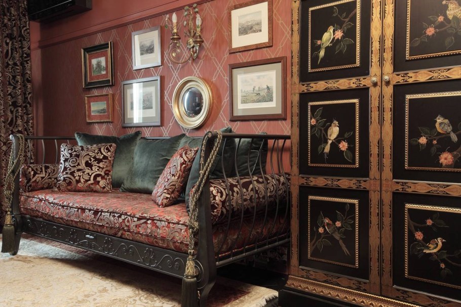 Антикварная мебель в интерьере квартиры