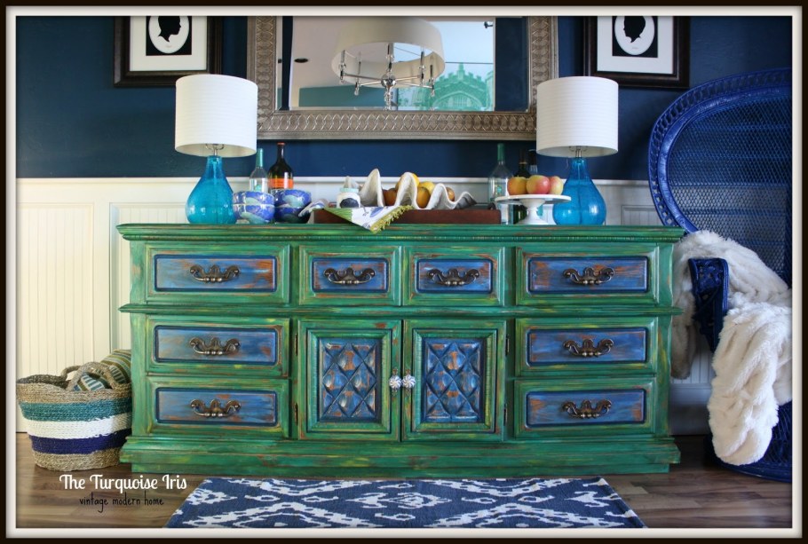 Зеленый комод в сочетании с синим шкафом