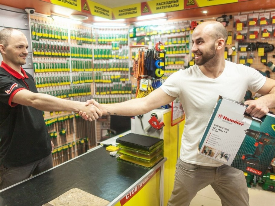 Продавец в магазине инструментов