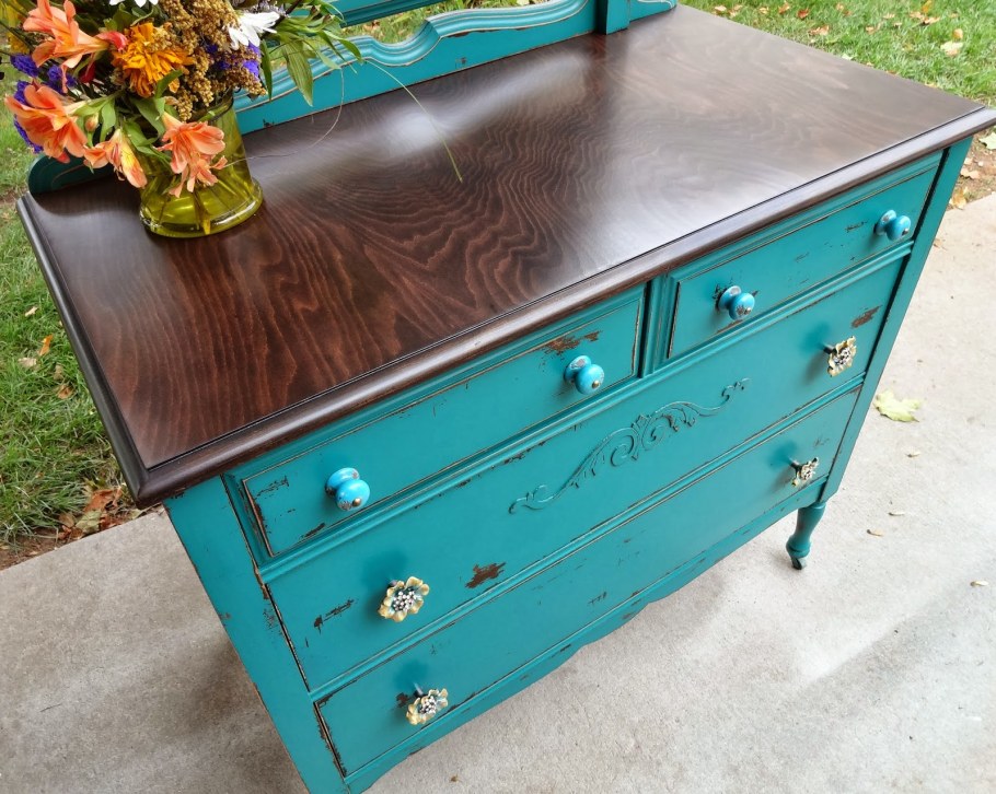 Старый комод в бирюзовый цвет