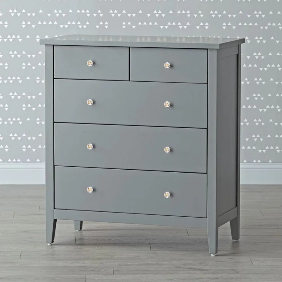 Комод с круглыми ручками