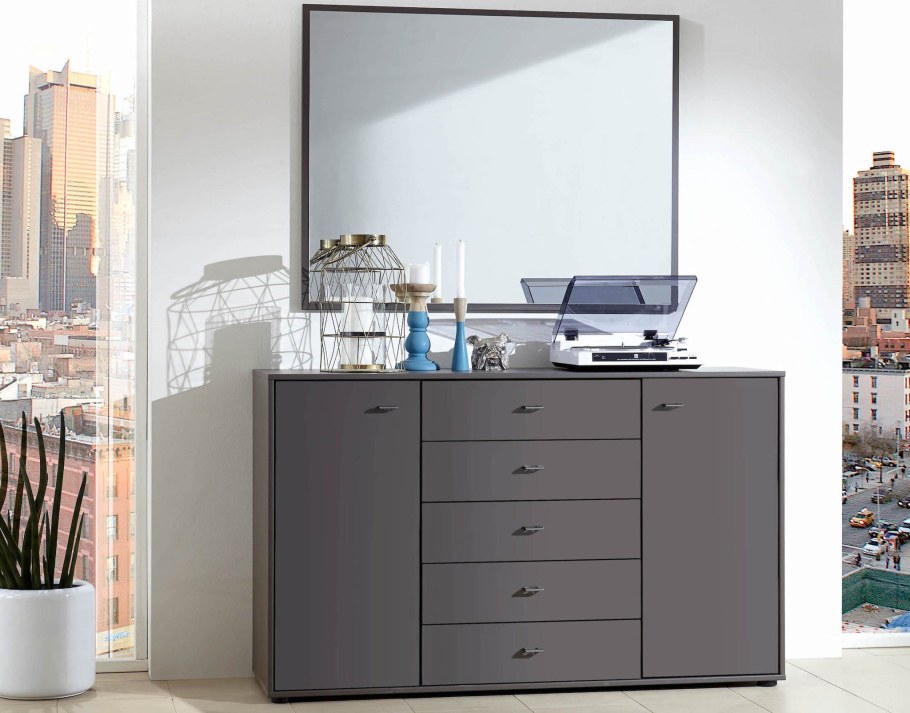 Серый глянцевый комод