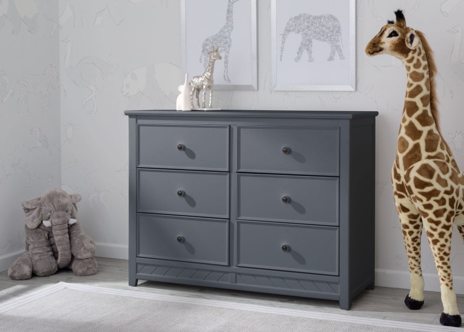 Серый комод в интерьере спальни