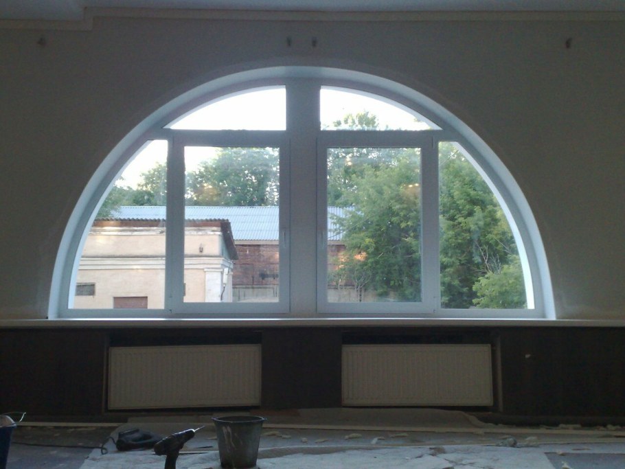 Пластиковые окна полуаркой