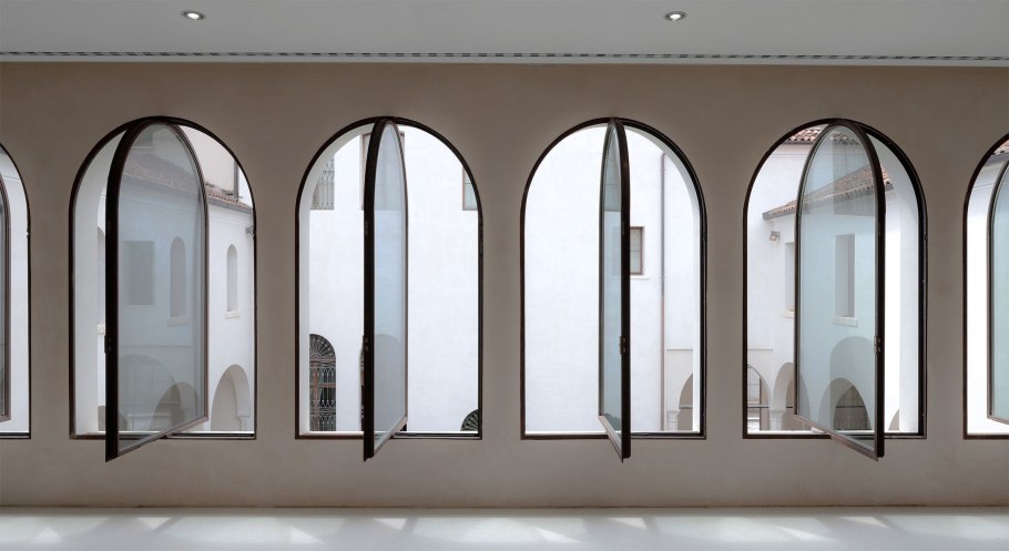 Арочные окна от пола до потолка