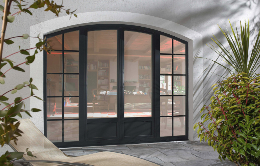 Арочное окно с дверью