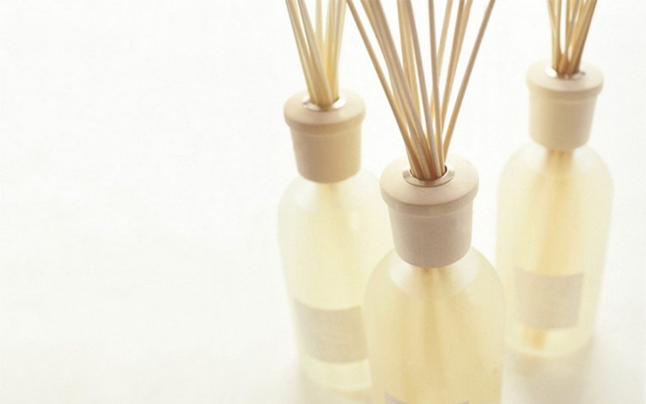 Аромадиффузор с палочками и деревянной крышкой
