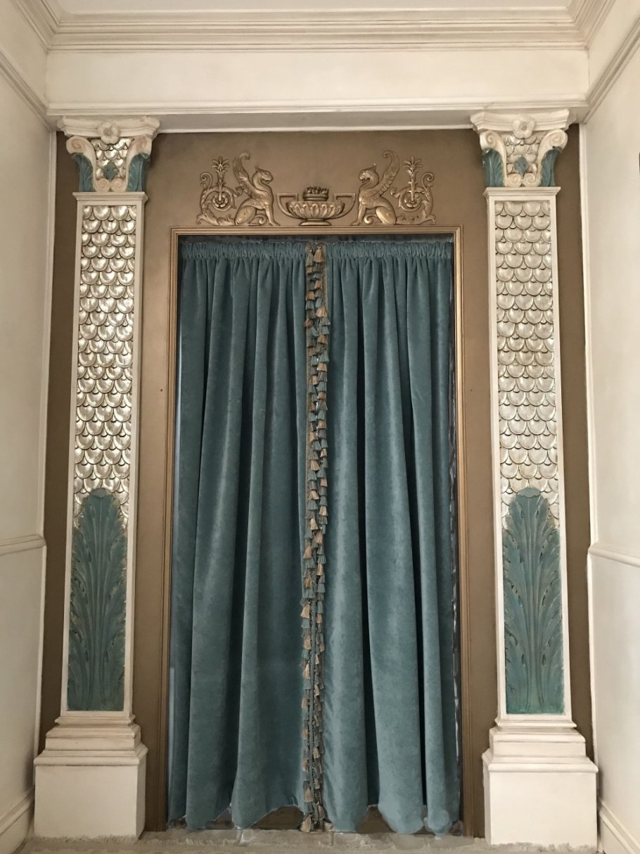 Шторы в античном стиле