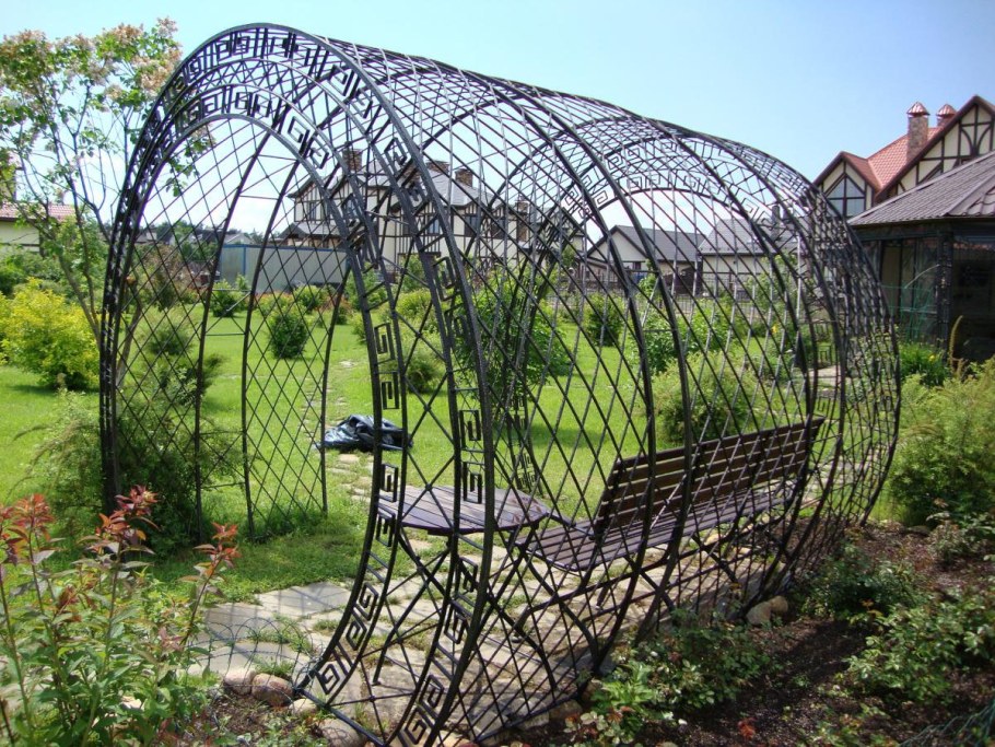 Кованая полуарка для винограда