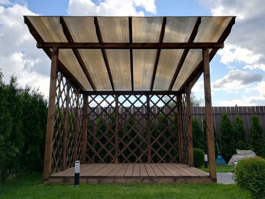Беседка с крышей из поликарбоната