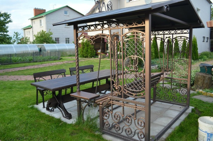 Кованная беседка с мангальной зоной