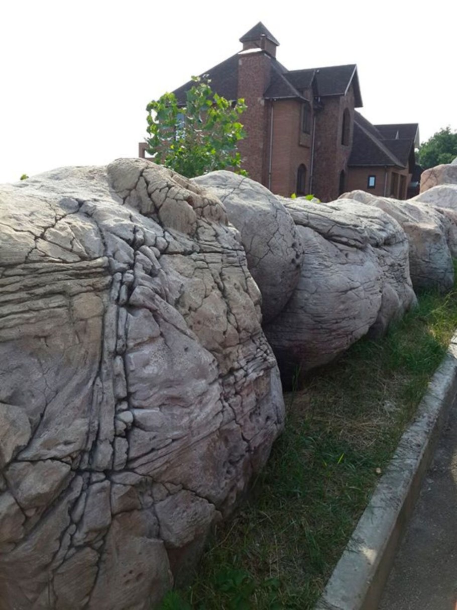 Архитектурный бетон с водопадом