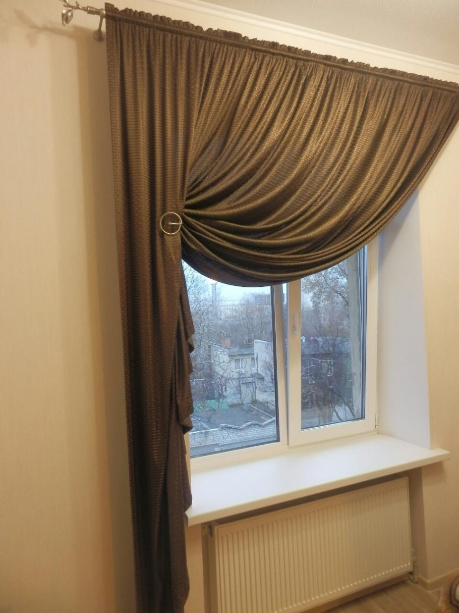 Одна штора на окне