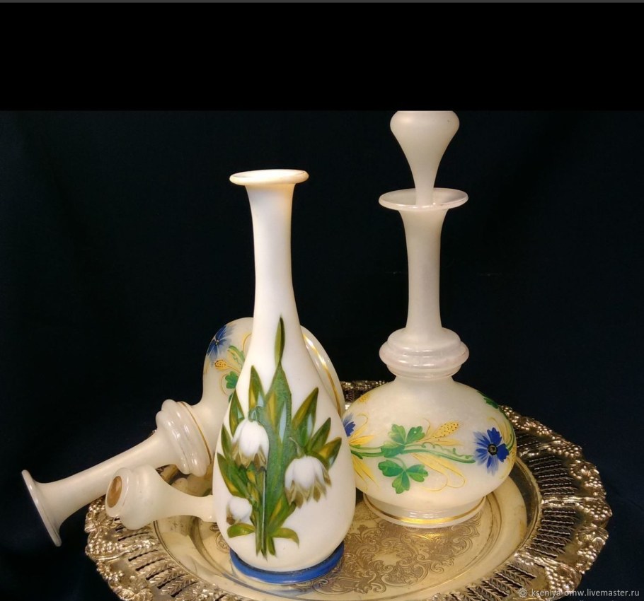 Старинная вазочка из молочного стекла