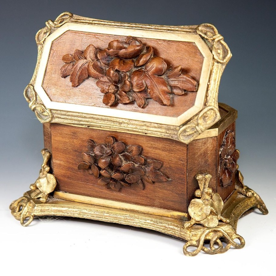 Антикварная шкатулка из дерева