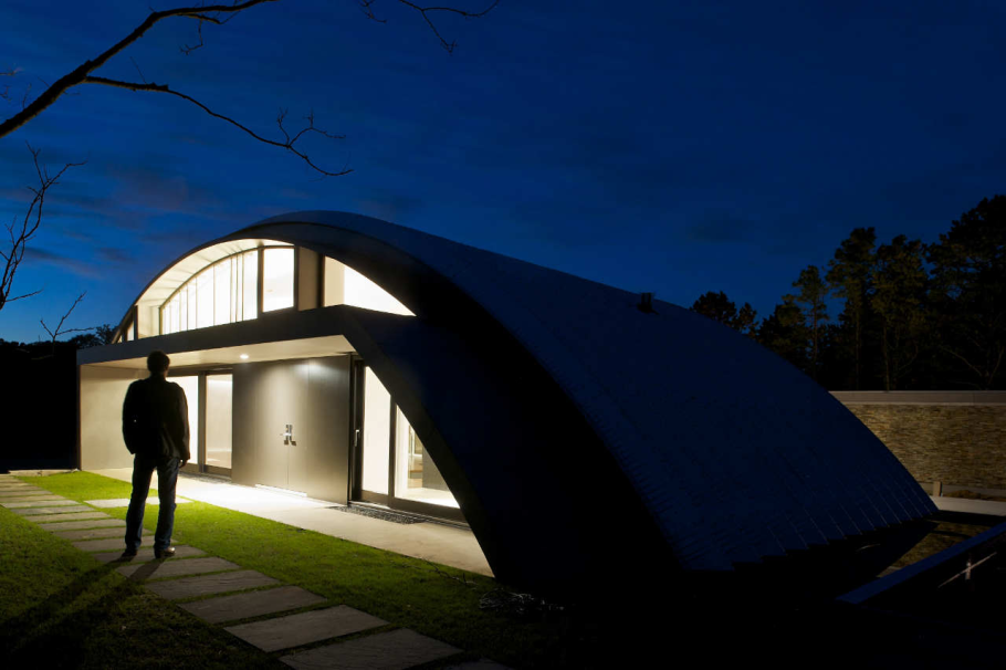 Дом с полукруглой крышей