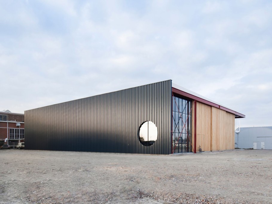 Современное здание из сэндвич панелей