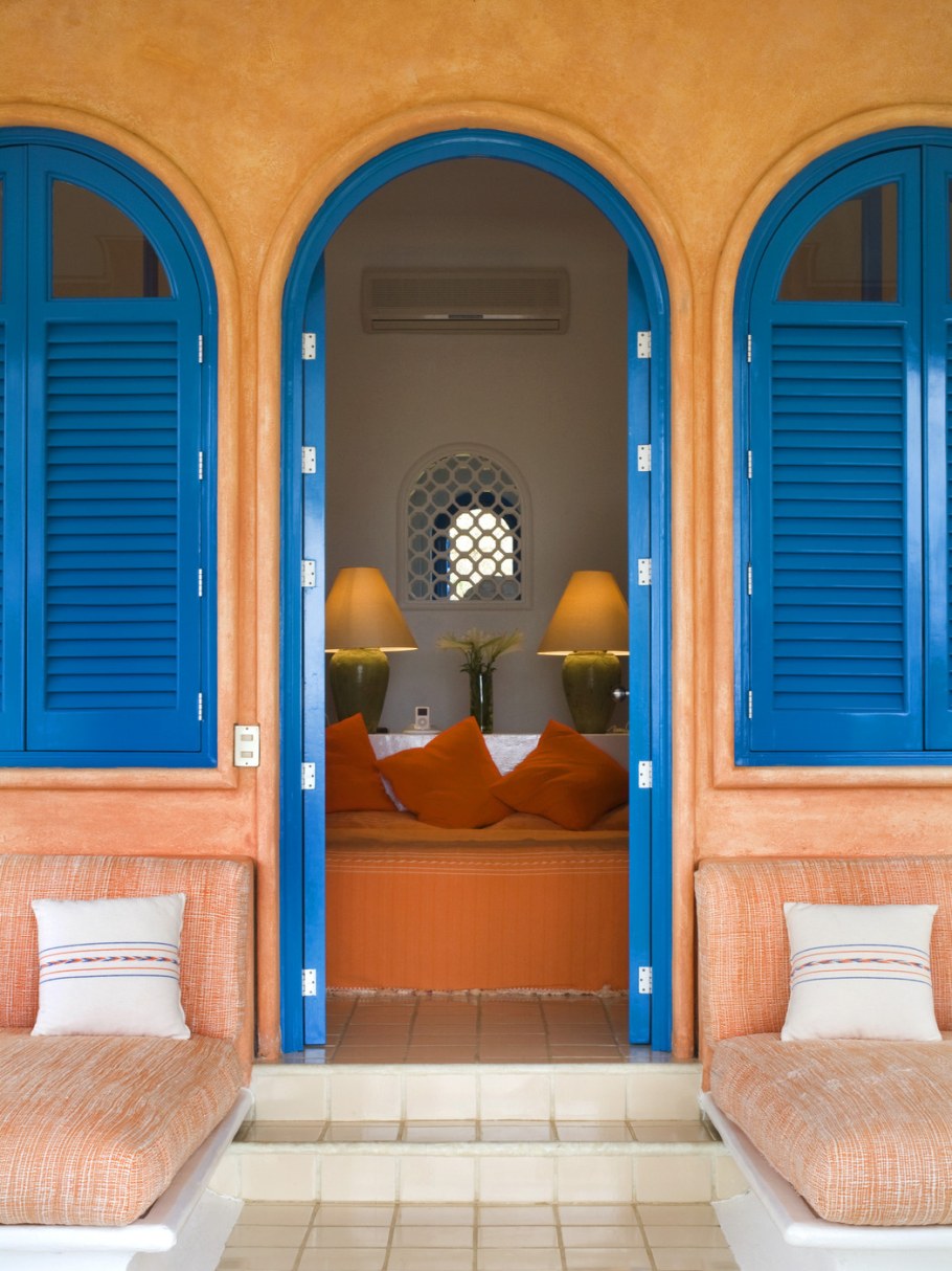 Голубой и терракотовый в интерьере