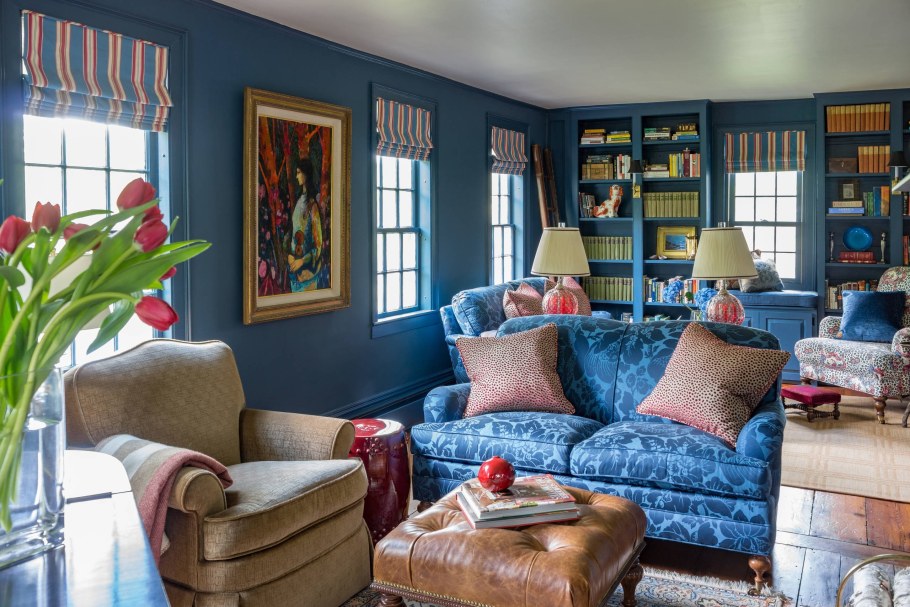 Красные шторы и синий диван