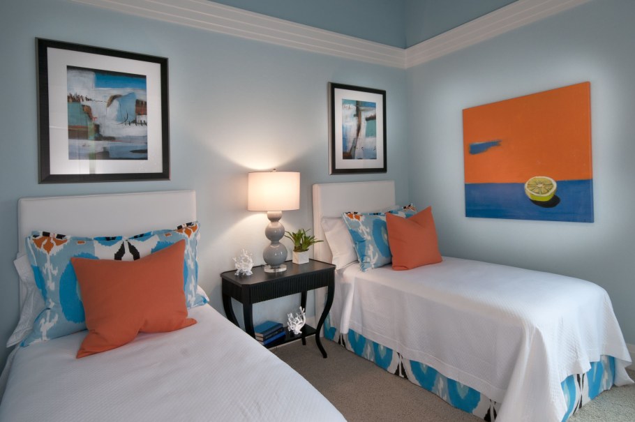 Сочетание голубого и оранжевого в интерьере