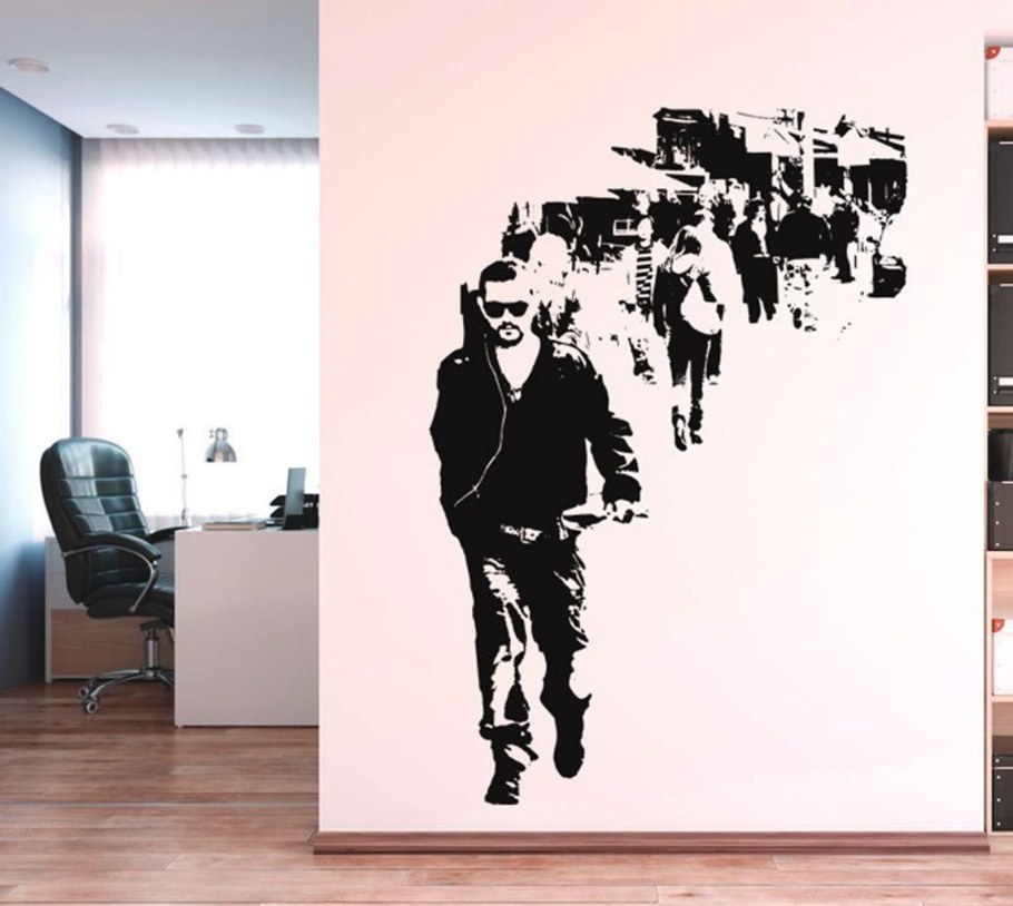 Черно белое граффити на стене в квартире