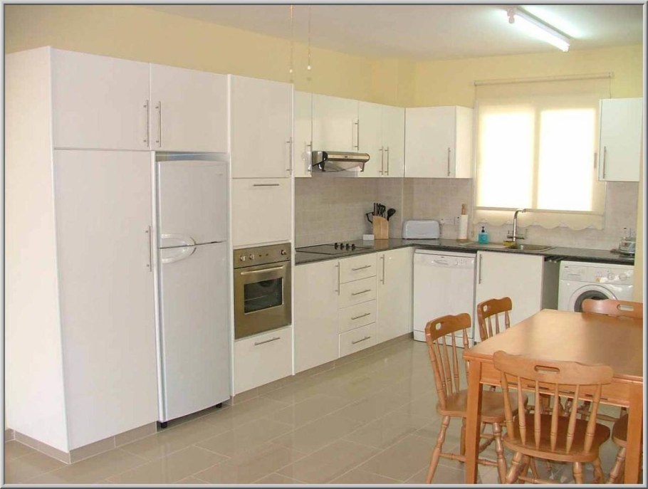 Два холодильника на кухне