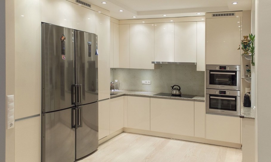 Угловая кухня с высокими шкафами