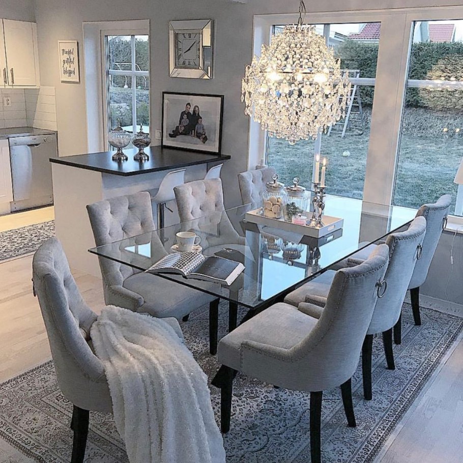 Стеклянный обеденный стол в интерьере