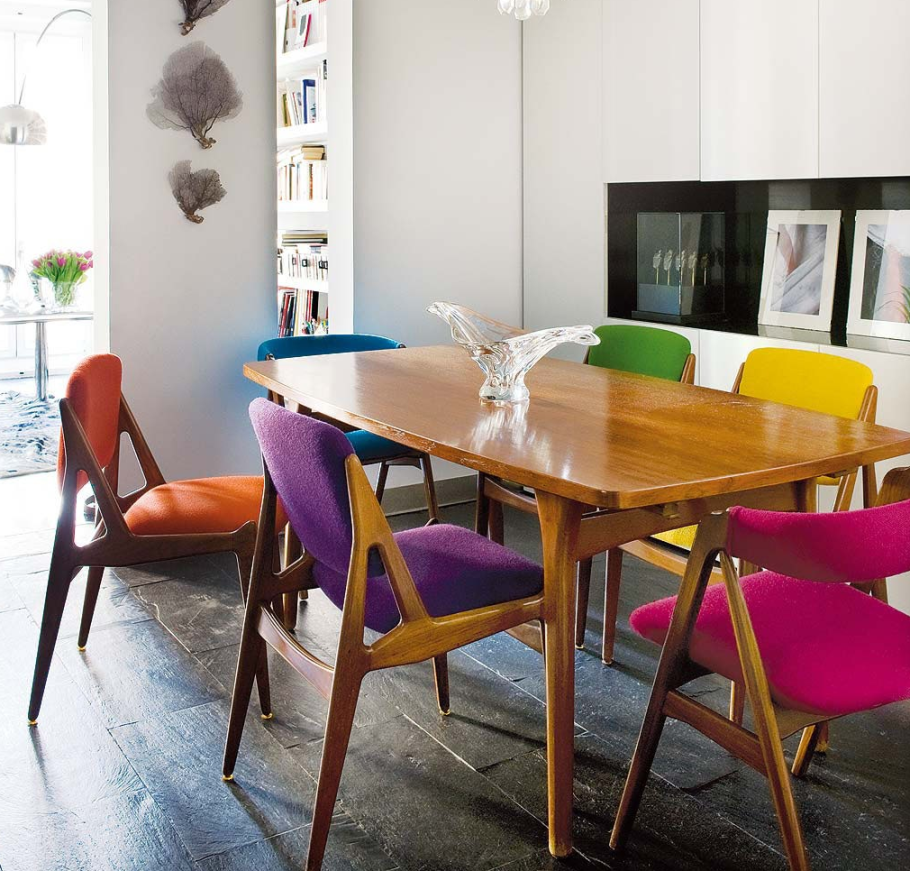 Цветные стулья для кухни в интерьере
