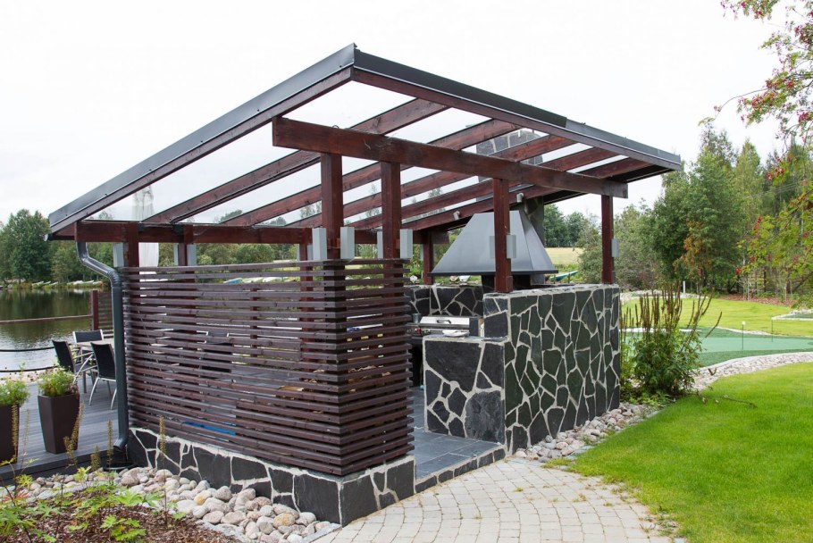 Беседка с барбекю и мангалом с односкатной крышей