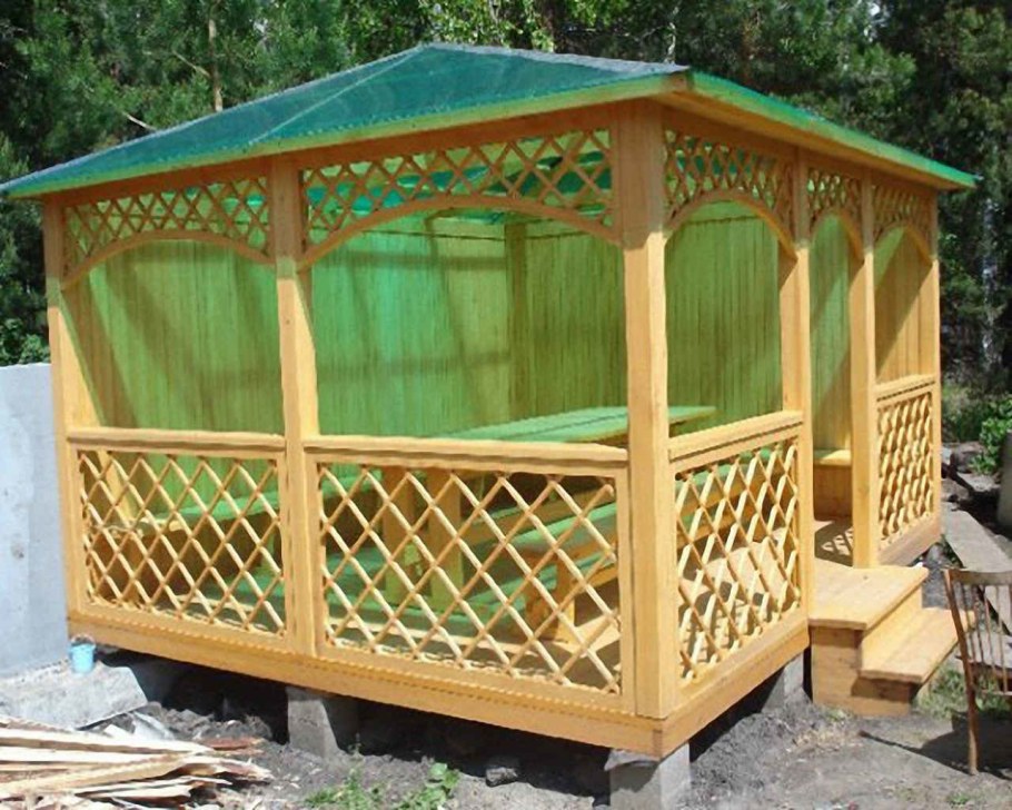 Деревянная беседка обшитая поликарбонатом