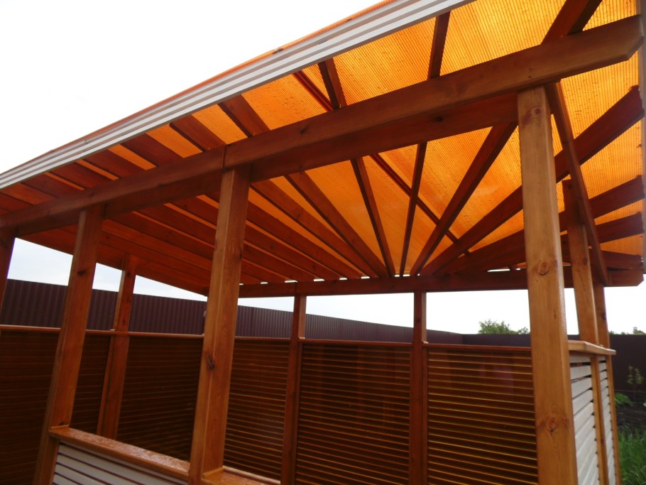 Беседка с крышей из поликарбоната