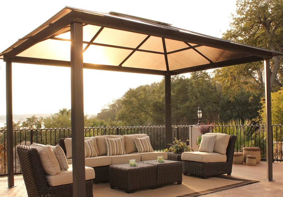 Беседка с поликарбонатной крышей