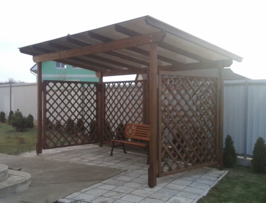 Деревянная беседка с поликарбонатом