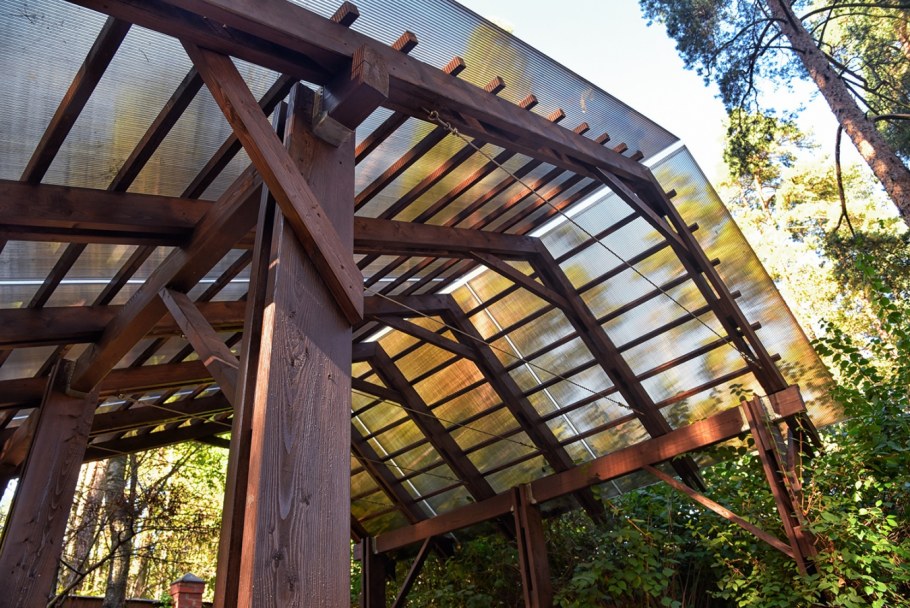 Деревянный навес из поликарбоната