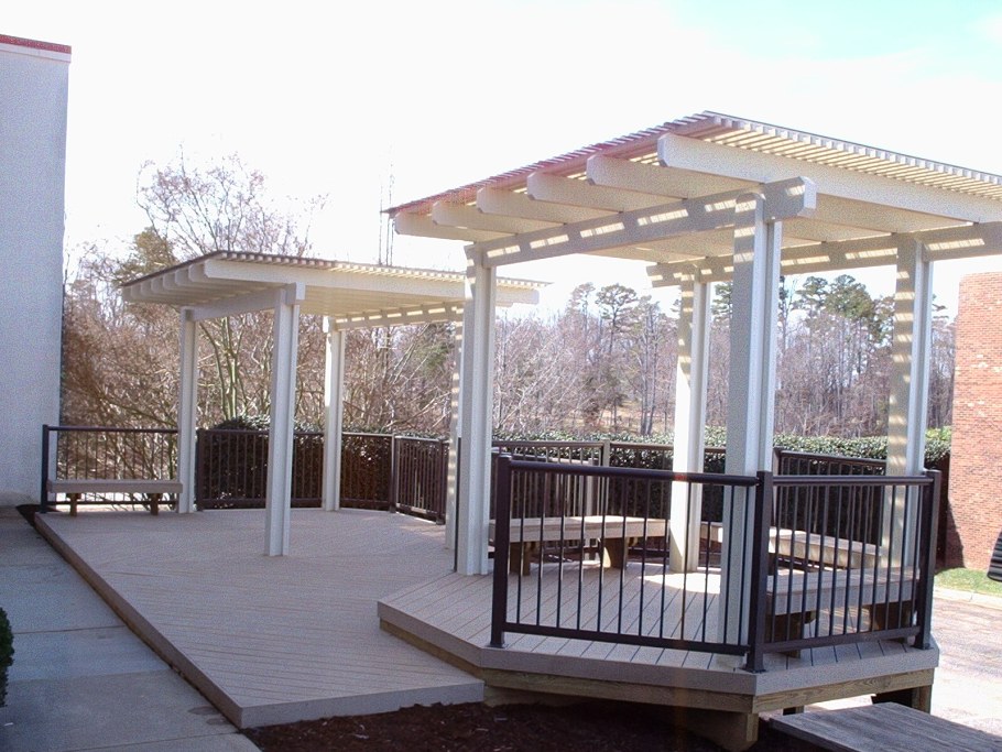 Пергола с крышей из поликарбоната