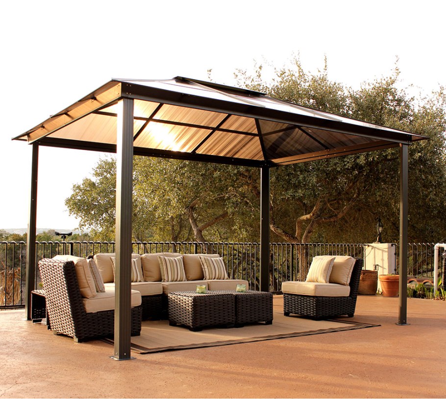 Беседка с прозрачной крышей