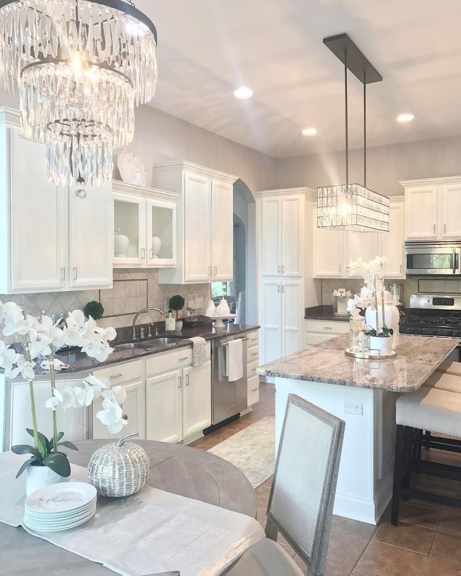 Люстры в гостиной совмещенной с кухней