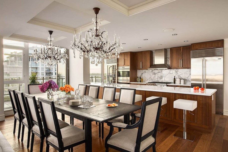 Хрустальная люстра в интерьере кухни