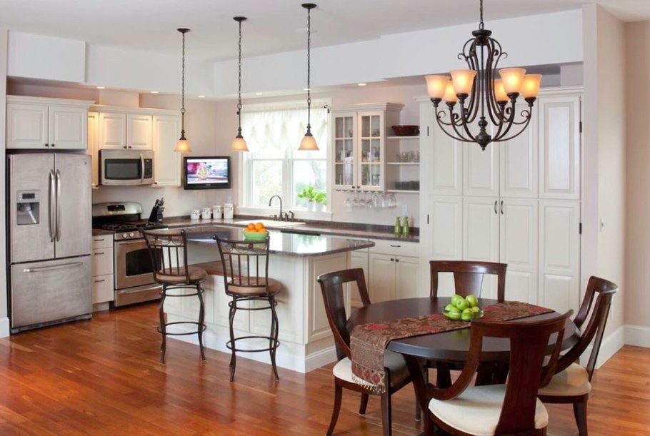 Люстра в студии с кухней