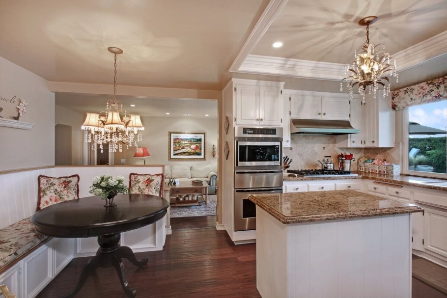 Люстры в интерьере гостиной совмещенной с кухней