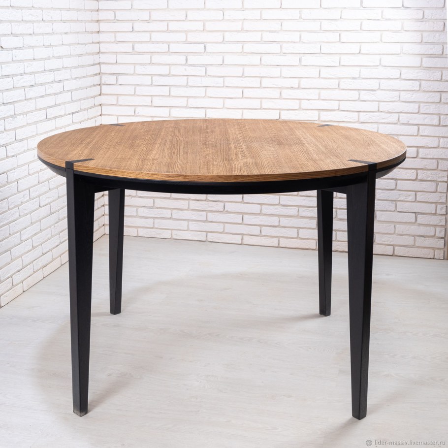 Овальный дубовый стол