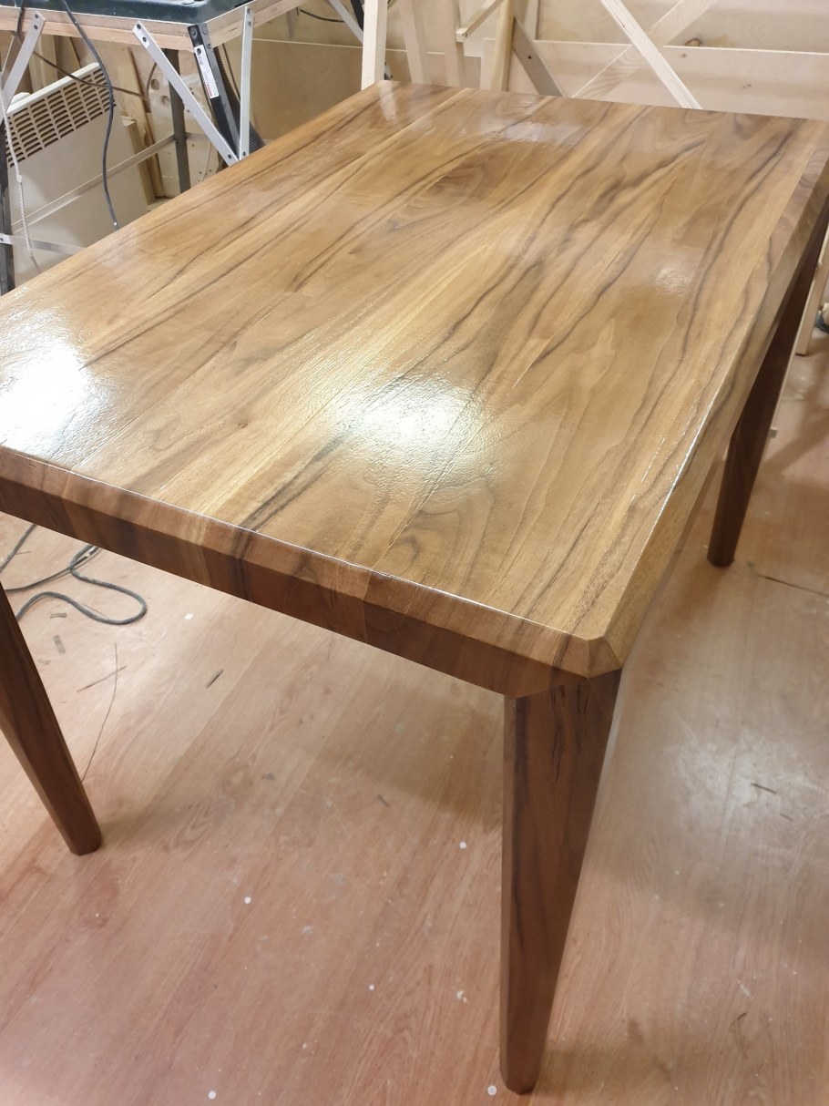 Стол из шпона