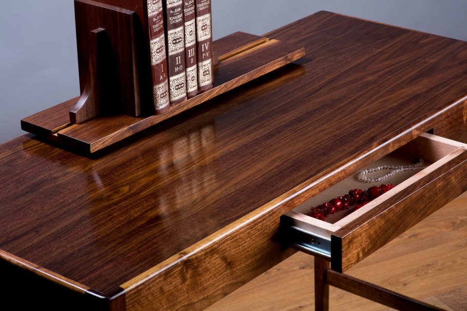 Столик из шпона американского ореха