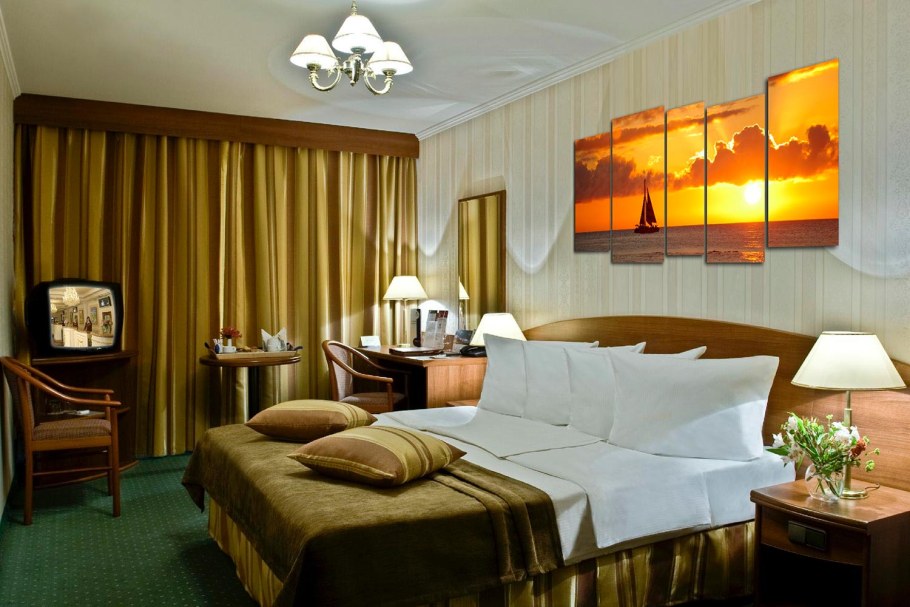 Гостиничный номер с диваном