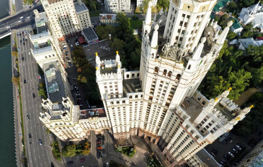 Сталинская высотка в Москве на Котельнической набережной