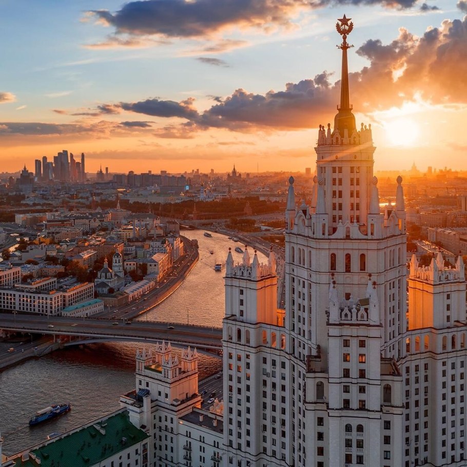 Сталинская высотка в Москве на Котельнической набережной