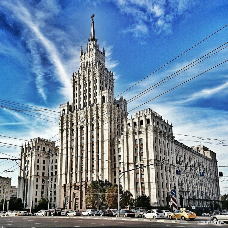 Высотка на красных воротах (Садовая-Спасская улица, 21)