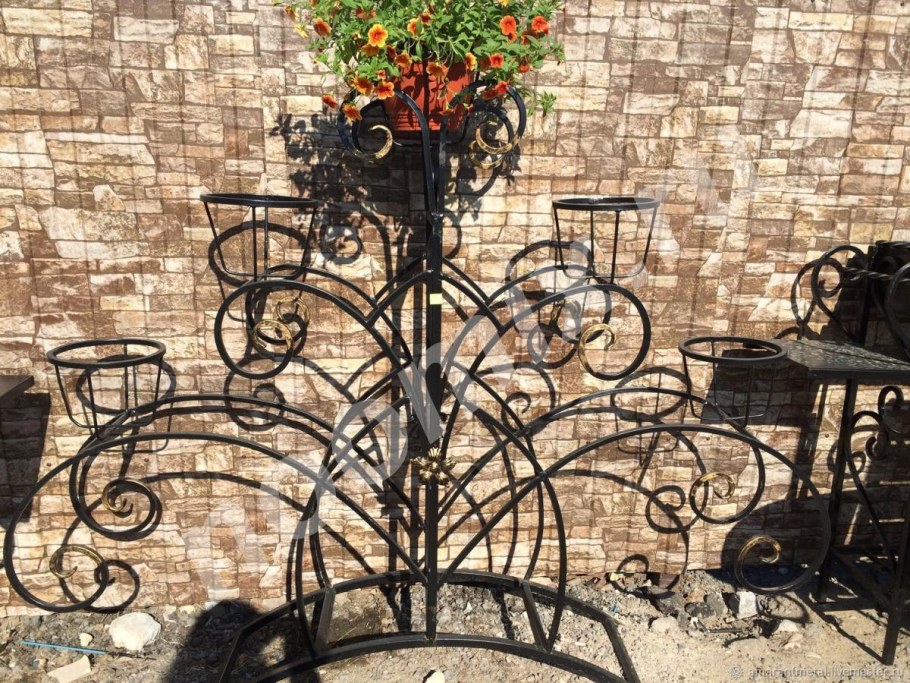 Кованые подставки для цветов уличные