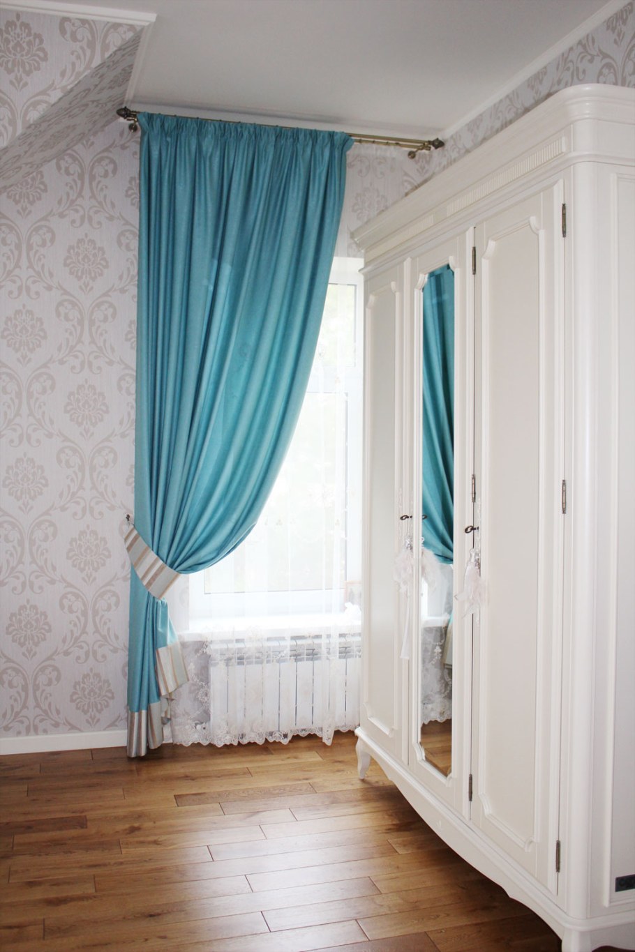 Бирюзовые шторы в спальне